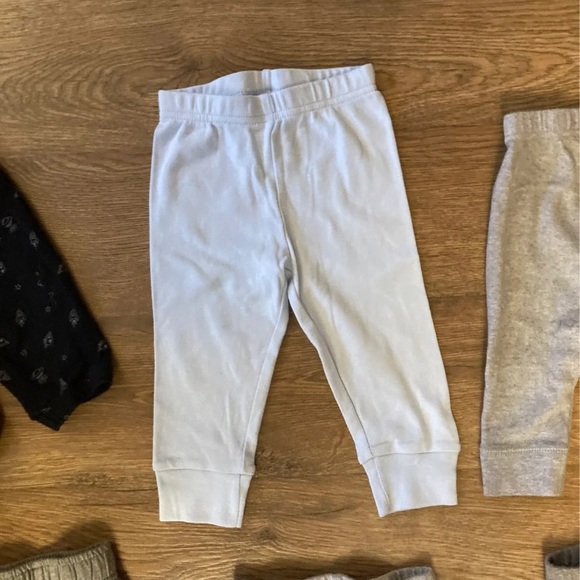 Six pairs of sweatpants 9-12 months - Picture 3 of 7